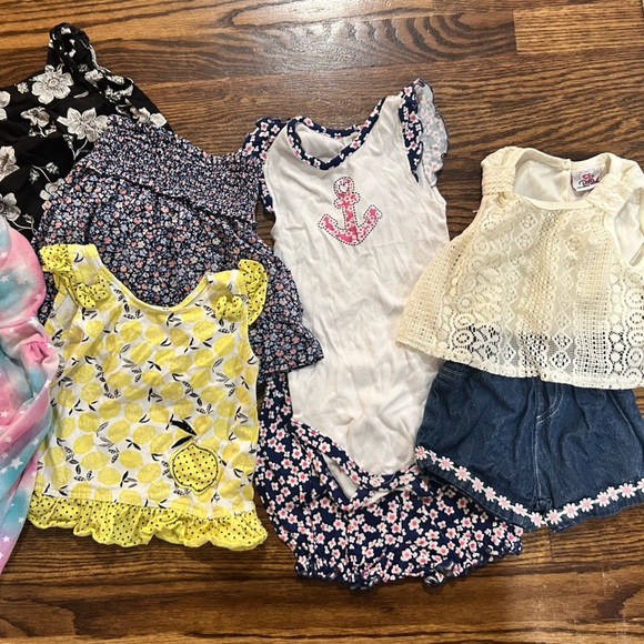 Girls 2T bundle - Picture 2 of 2